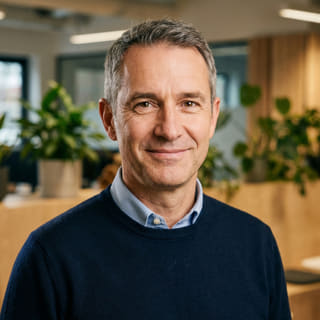 Foto de perfil de James Mitchell, quien figura como Director Ejecutivo en Recio Crecimario